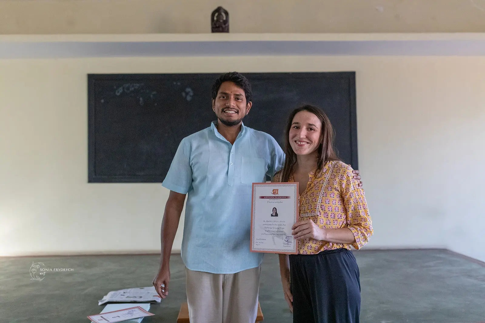 Agathe Veillith avec son enseignant Vijay Kumar à Mysore, Inde — formation Ashtanga Yoga