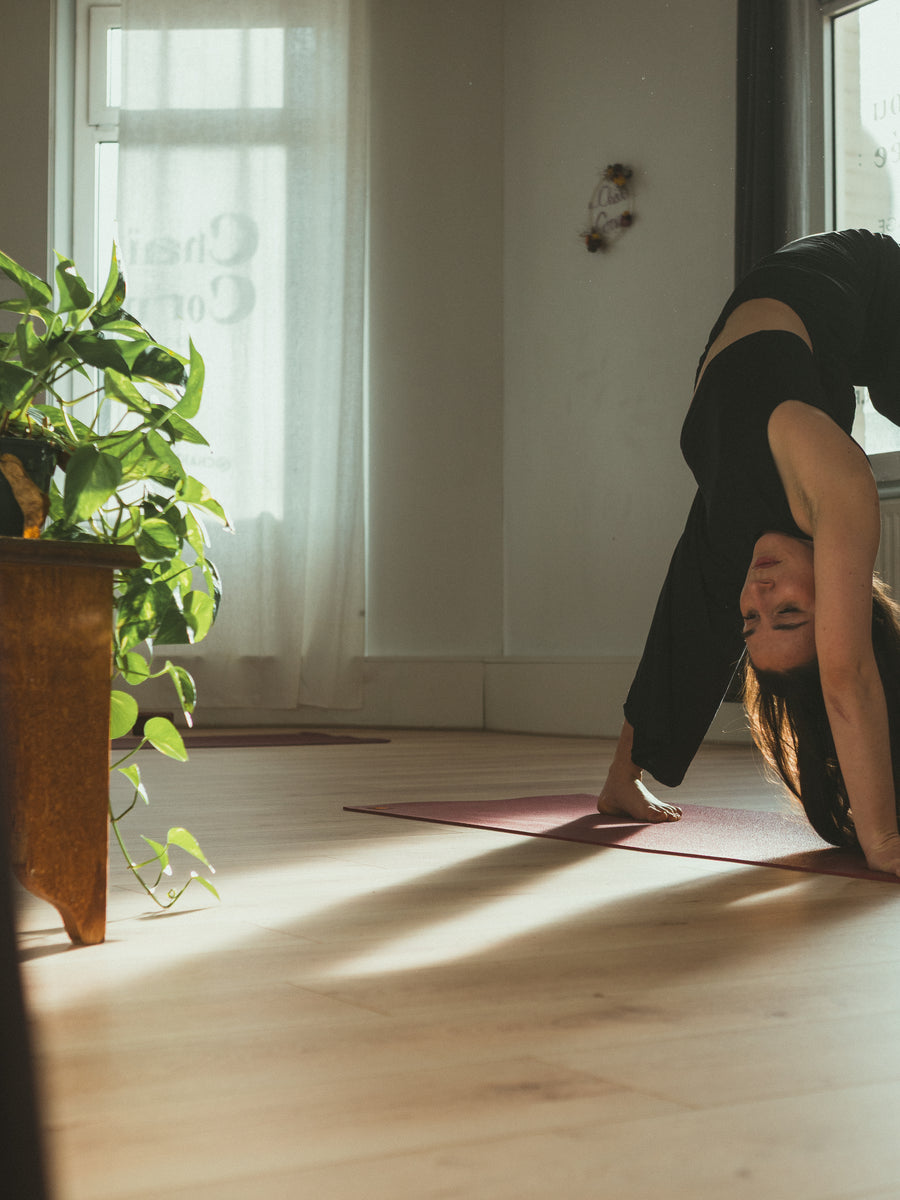 Agathe Veillith en posture de yoga, studio Chaï Corner à Saint-Étienne
